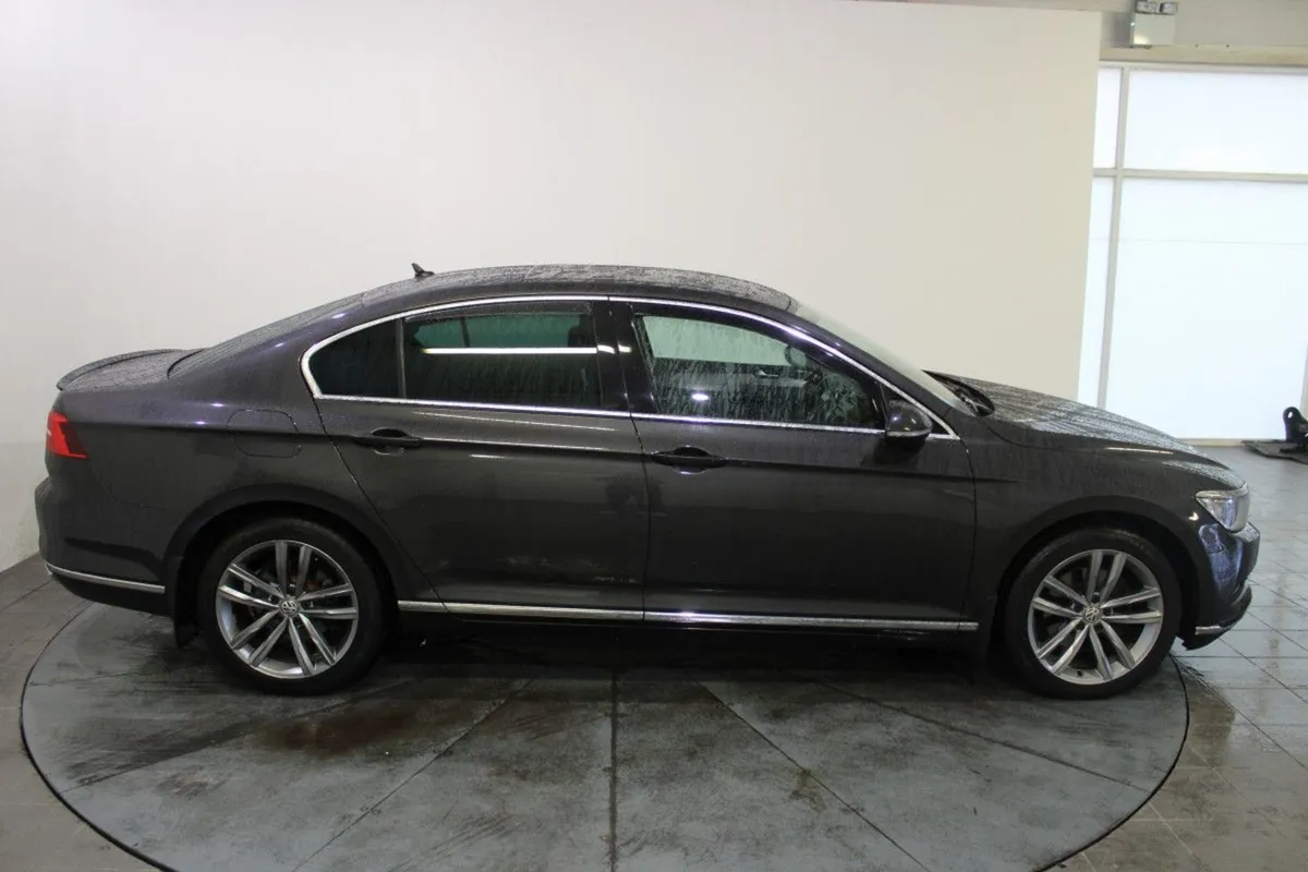 Volkswagen Passat 2.0 TDI 150HP GT BMT - Image 3