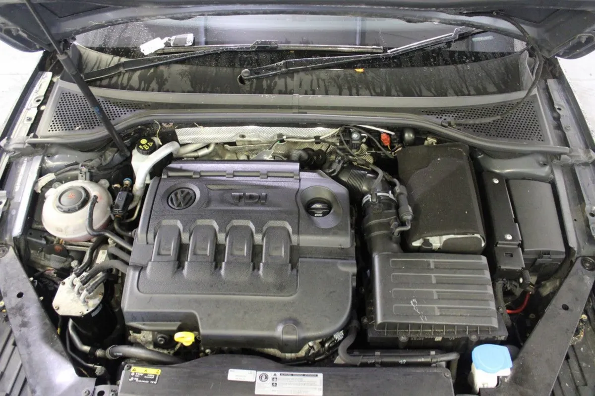 Volkswagen Passat 2.0 TDI 150HP GT BMT - Image 4