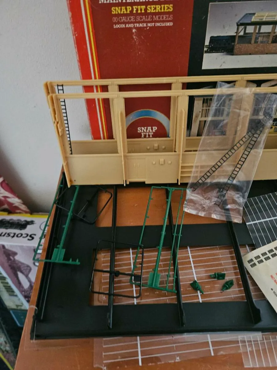 Hornby OO Gauge Maintaince Shed - Image 4