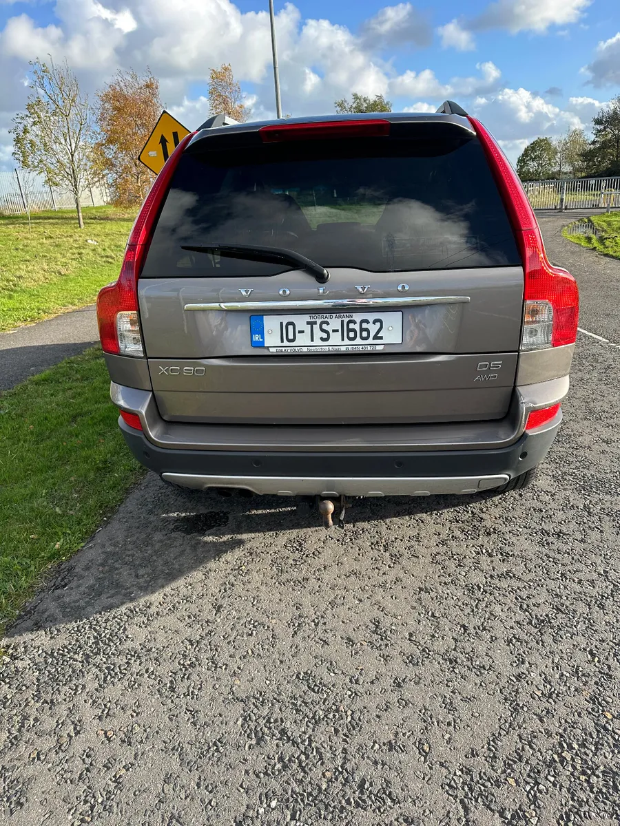 2010 VOLVO XC90 SE D5 4X4 185HP. - Image 2