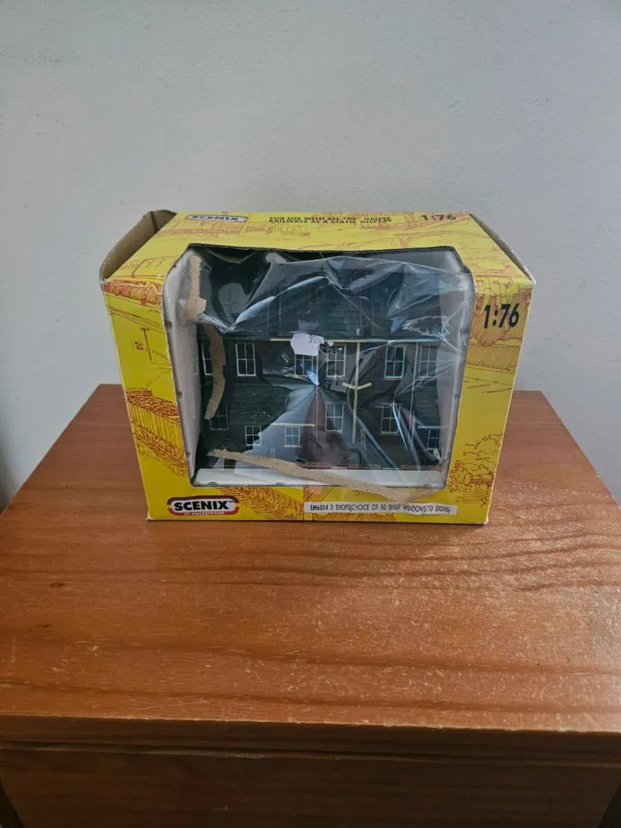 Hornby Scenix OO Gauge Shops - Image 1