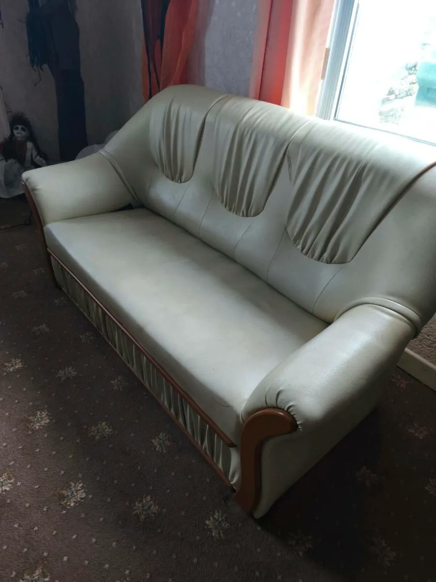 Couch and two armchairs - Image 1