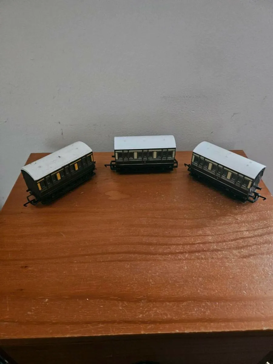 Hornby OO Gauge Carraiges - Image 1