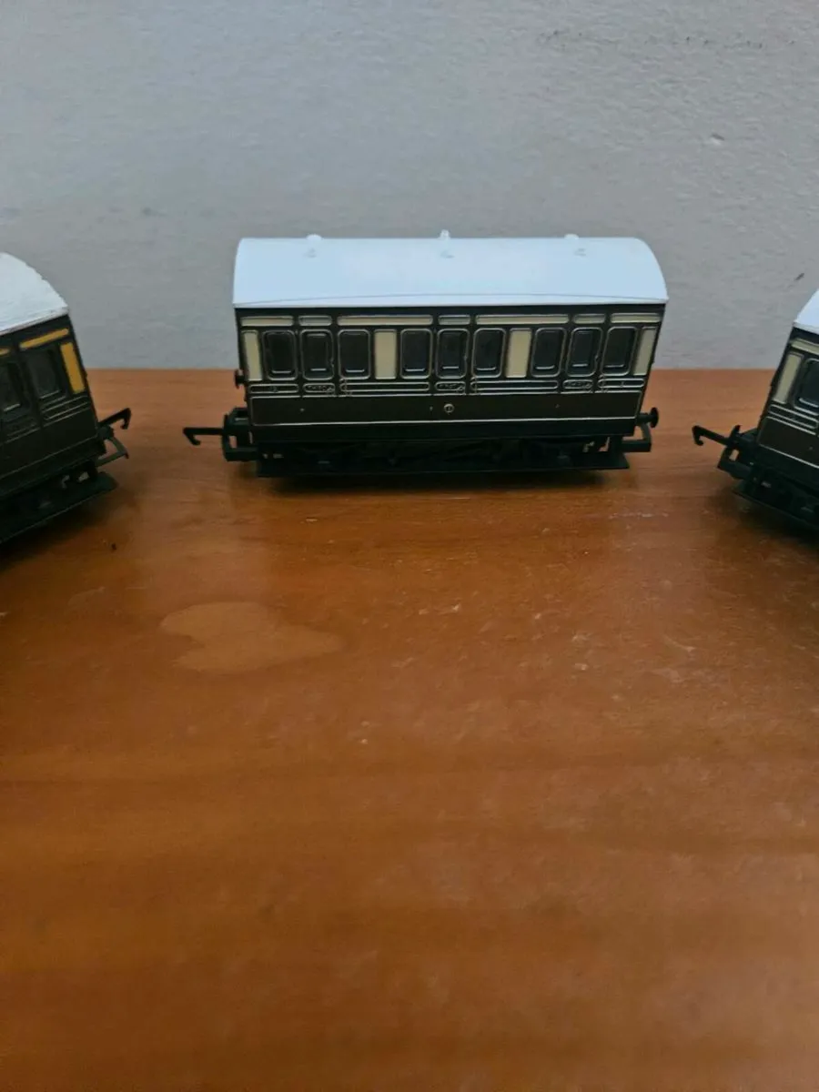 Hornby OO Gauge Carraiges - Image 3