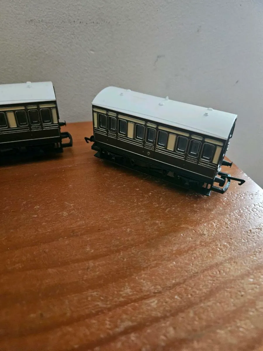 Hornby OO Gauge Carraiges - Image 4