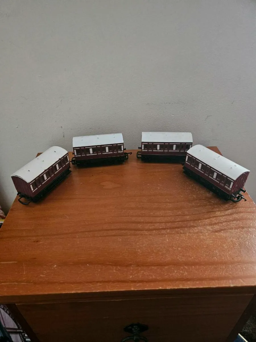 Hornby OO Gauge Carraiges - Image 1
