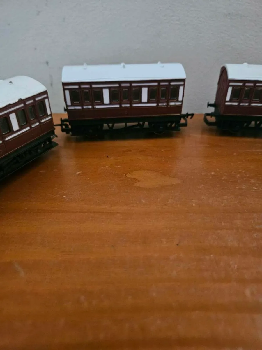 Hornby OO Gauge Carraiges - Image 3