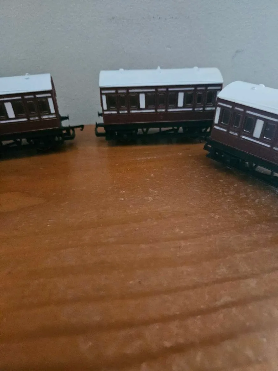 Hornby OO Gauge Carraiges - Image 4