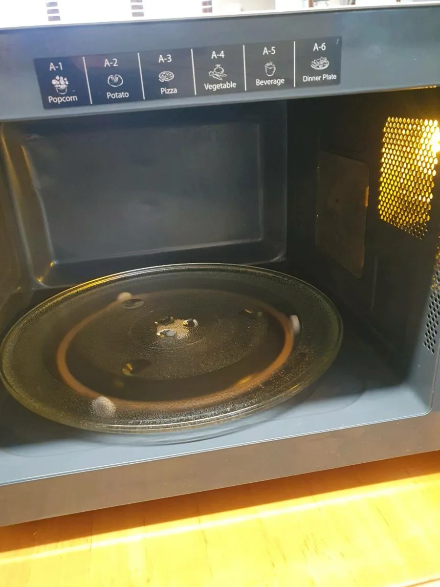 Sharp 900w 25L microwave( good as new) - Image 4