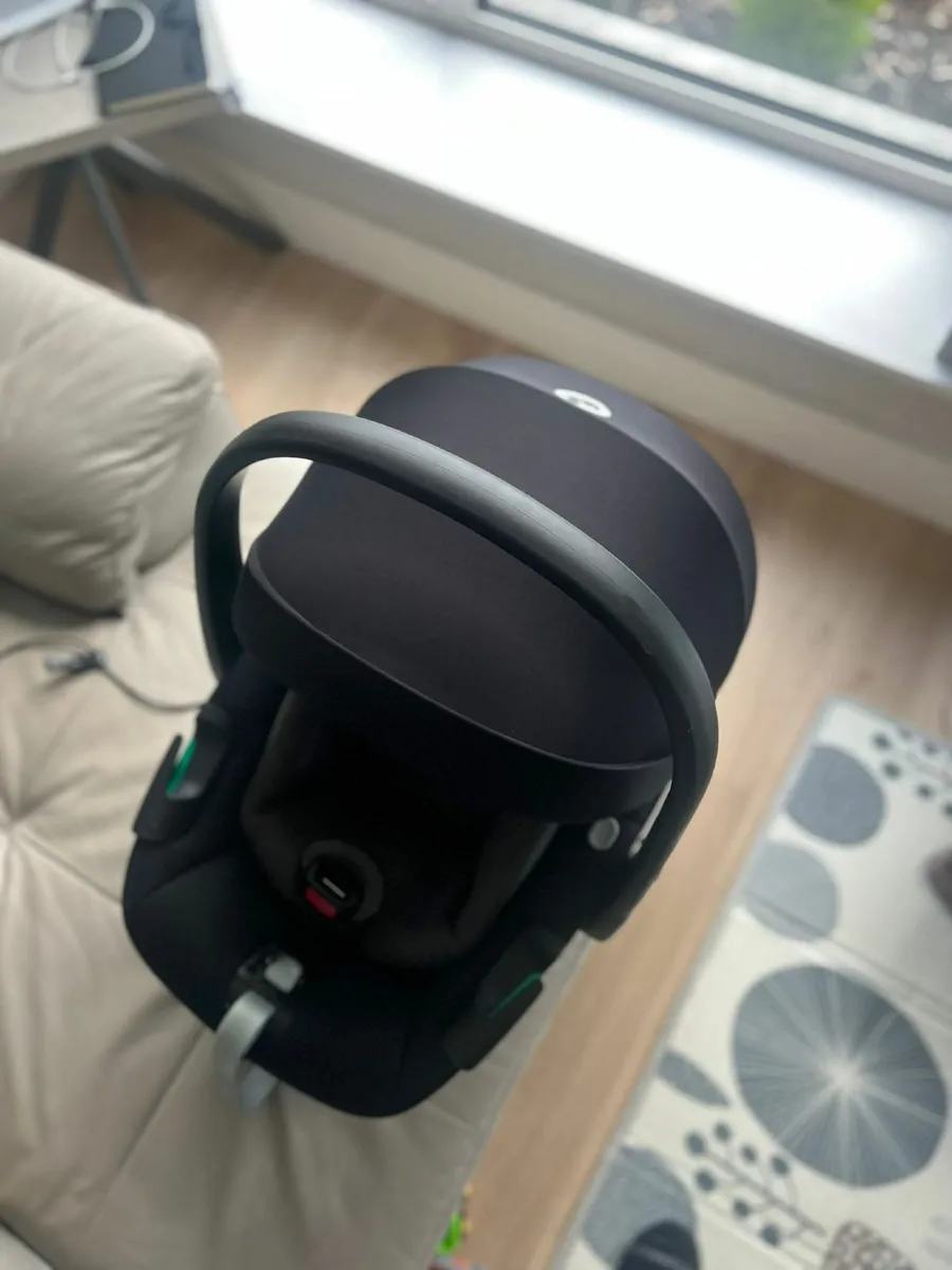 Maxi Cosi Pebble 360 and Familyfix 360 Base Bundle - Image 2