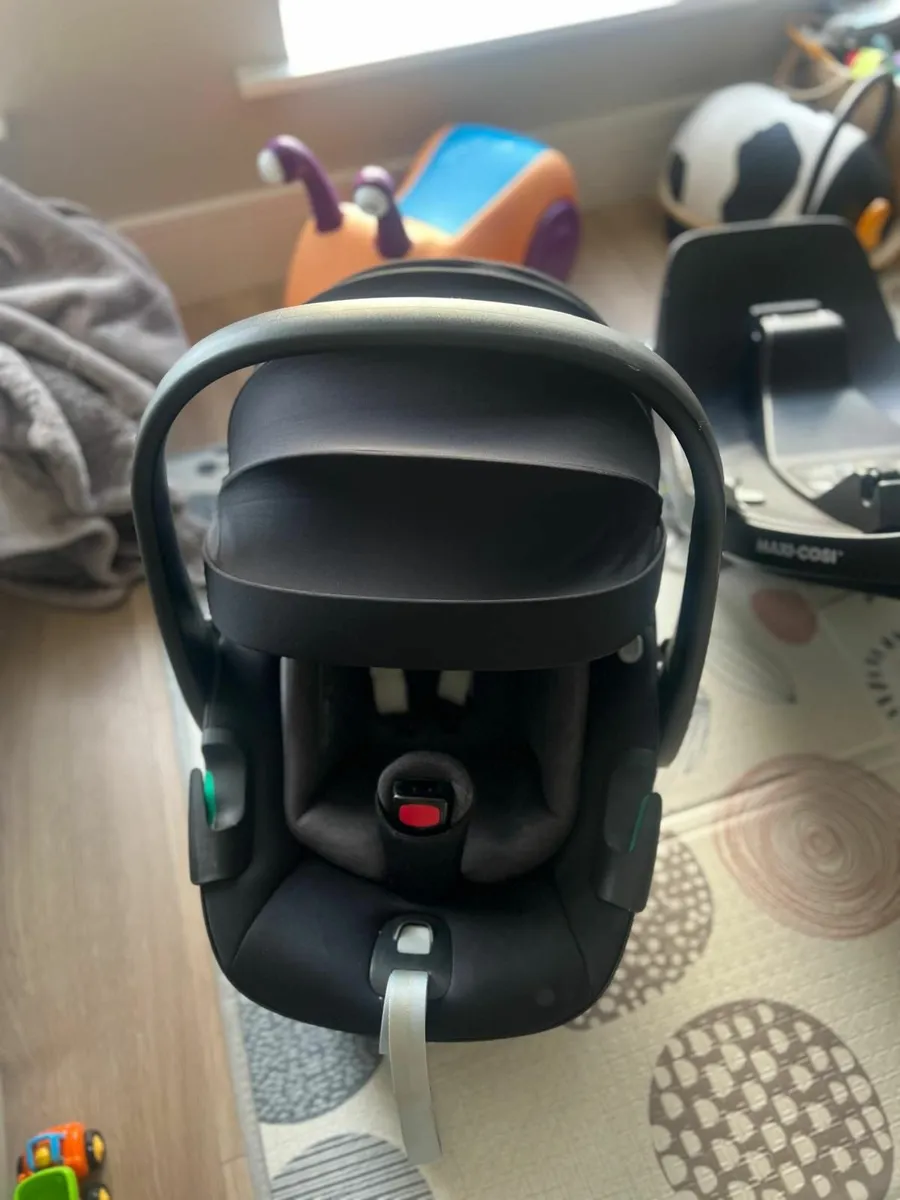 Maxi Cosi Pebble 360 and Familyfix 360 Base Bundle - Image 3