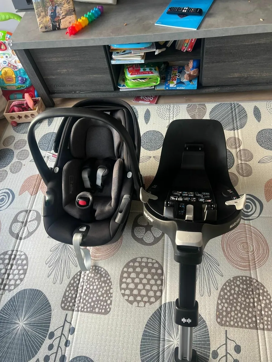 Maxi Cosi Pebble 360 and Familyfix 360 Base Bundle - Image 1