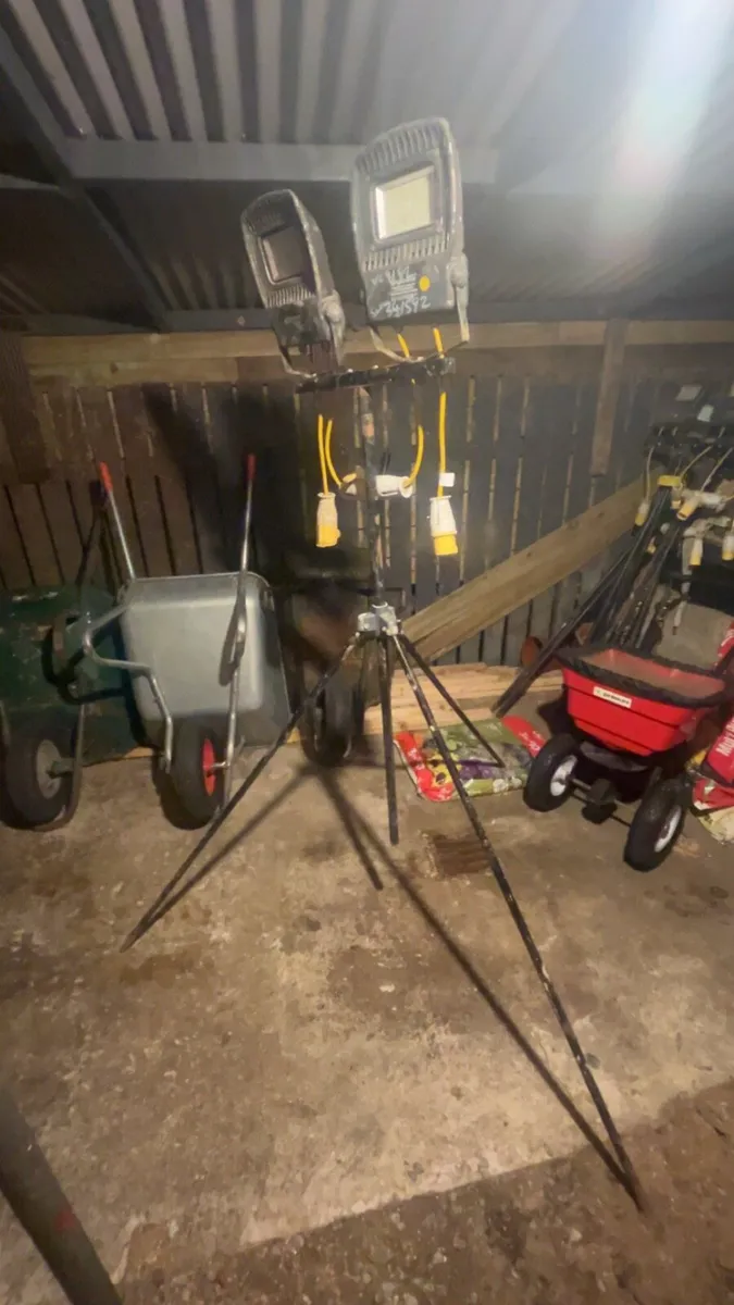 Led 110v tripod lights - Image 1