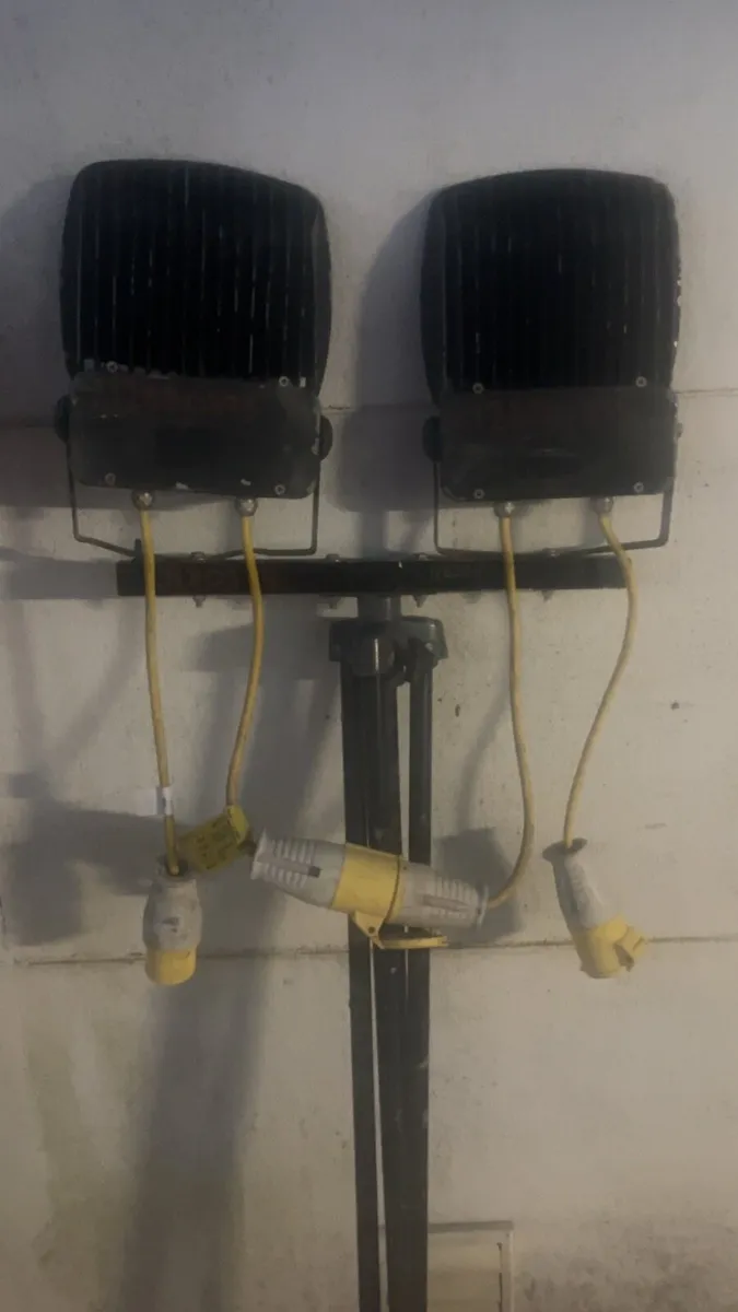 Led 110v tripod lights - Image 2