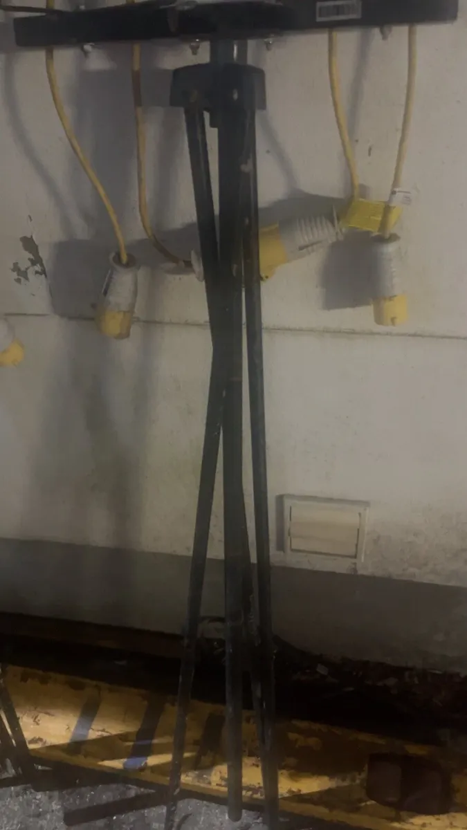 Led 110v tripod lights - Image 3