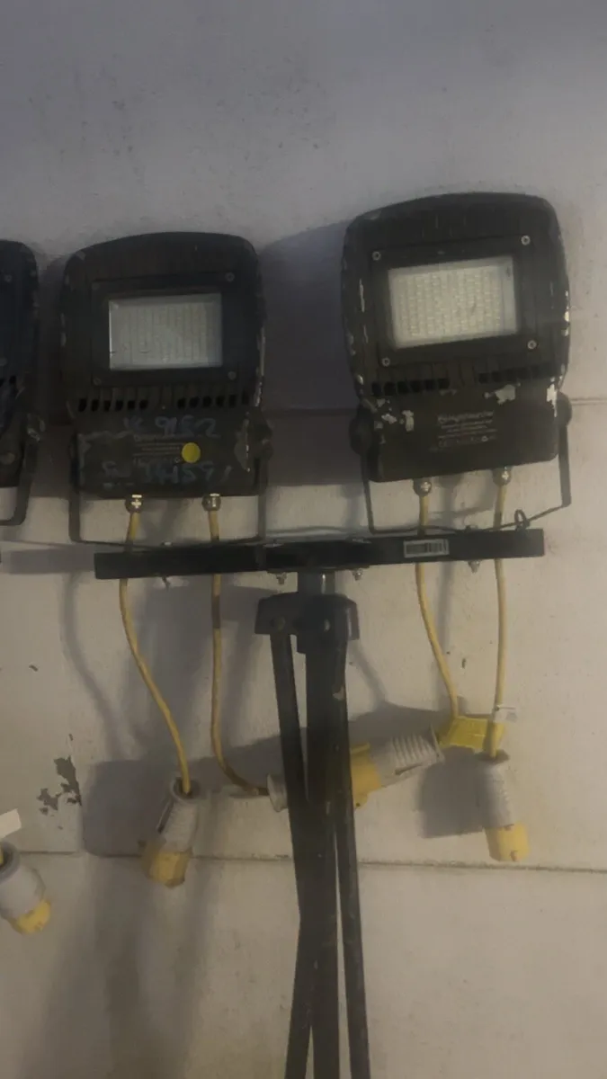 Led 110v tripod lights - Image 4