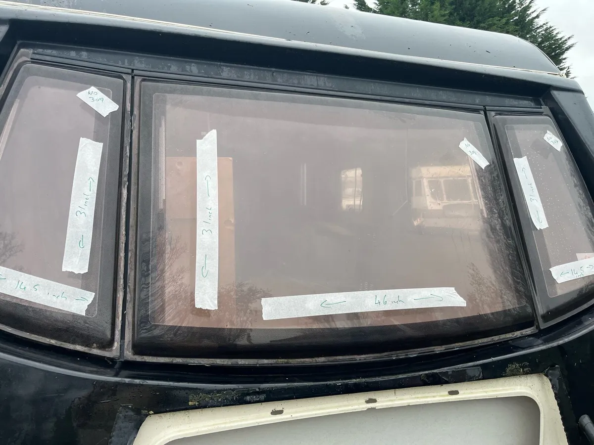 Caravan parts, windows & large skylight - Image 4