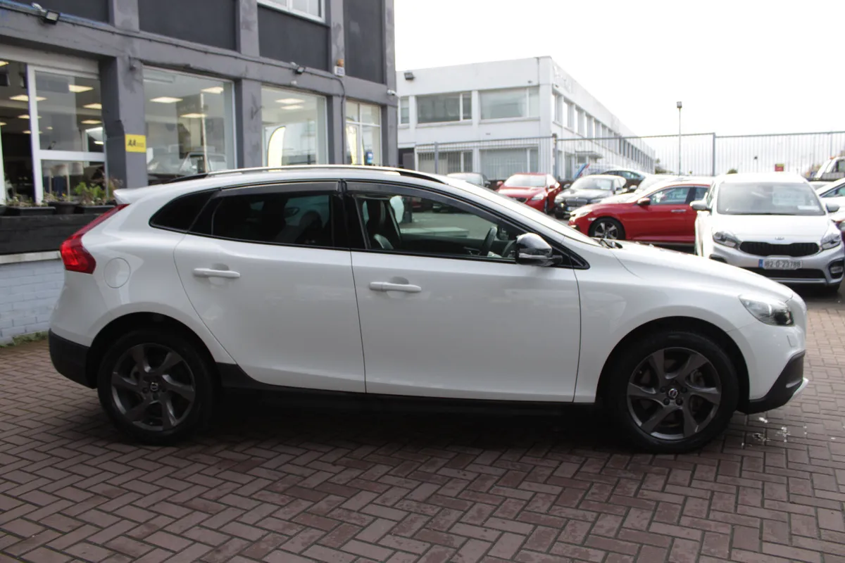 2.0D4 CROSS COUNTRY HATCH 5DR AUTOMATIC - Image 3