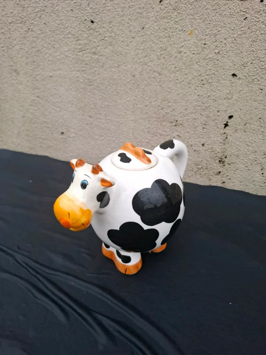 Novelty cow tea pot postage possible - Image 1