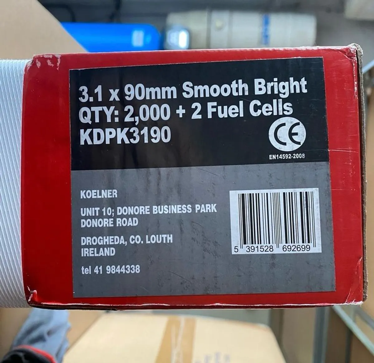 Box of 2000 nails and 2 fuel cells - Image 2