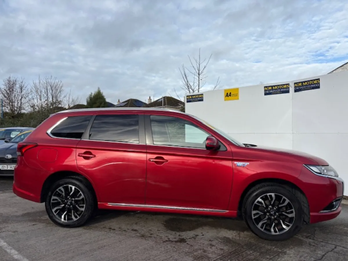 Mitsubishi Outlander 2016 AUTOMATIC HI SPEC HYBRID - Image 3