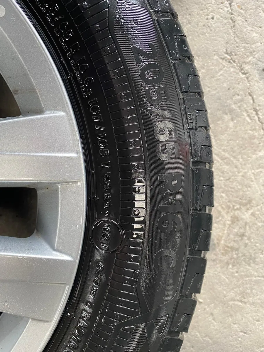 Wheels off a 23 reg VW Transporter - Image 2