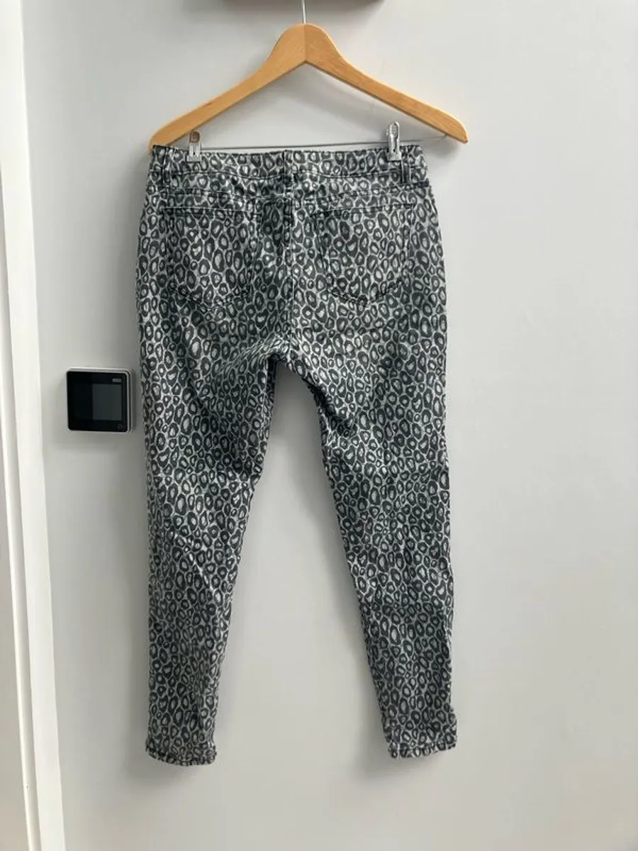 Michael Kors Izzy Skinny Grey Leopard Print Jeans Petite - Image 3