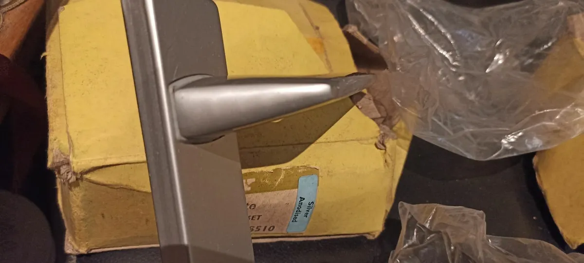 2 Sets of 1970's Sadler Suite Bathroom Handles - Image 4