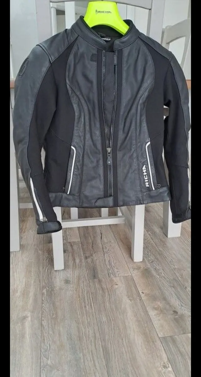 Ladies Richa 2 piece leathers & gloves - Image 1