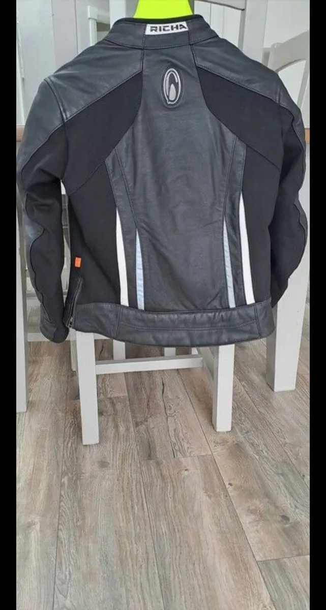 Ladies Richa 2 piece leathers & gloves - Image 2