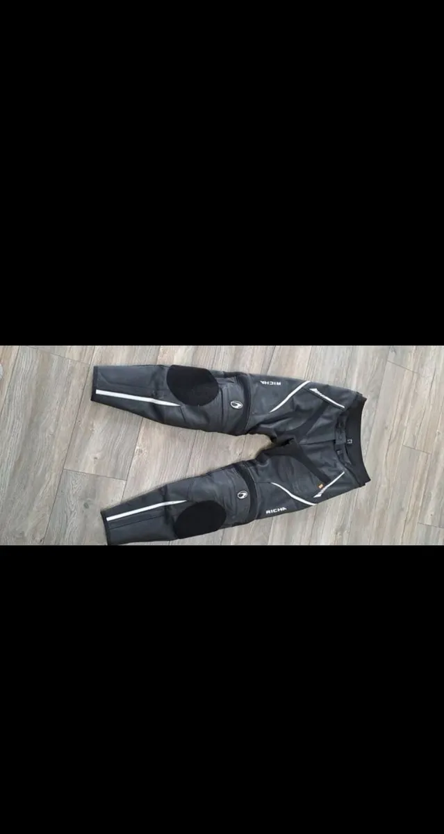 Ladies Richa 2 piece leathers & gloves - Image 3