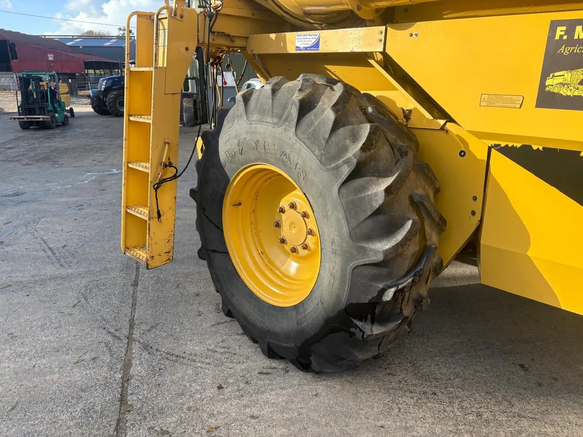 1990 New Holland TX32 Combine - Image 4