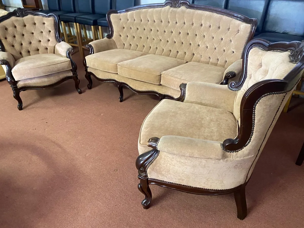 Button back 3 seater and 2 chairs - Image 1