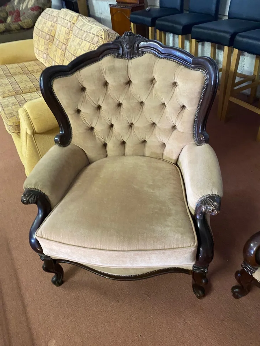 Button back 3 seater and 2 chairs - Image 2