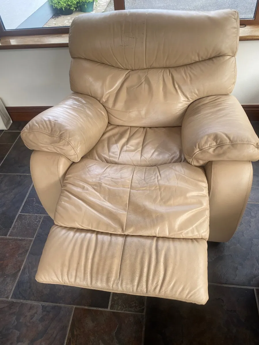 A lazy boy leather couch and two reclining armcha. - Image 3