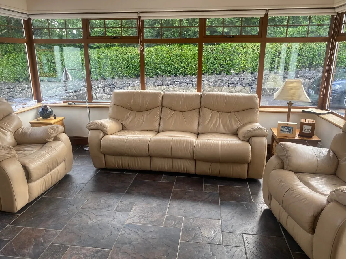 A lazy boy leather couch and two reclining armcha. - Image 4