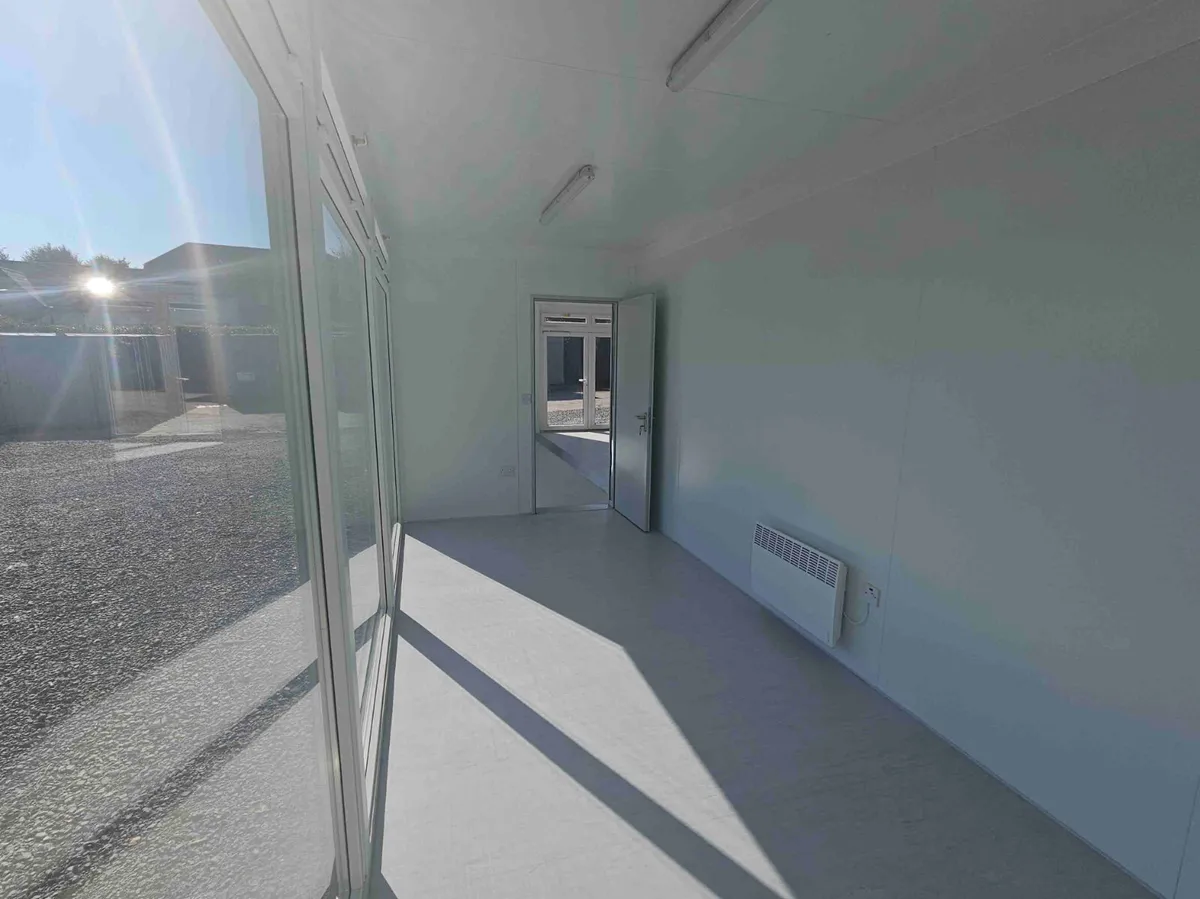 Large Modular Open-Plan Living Space - Image 4