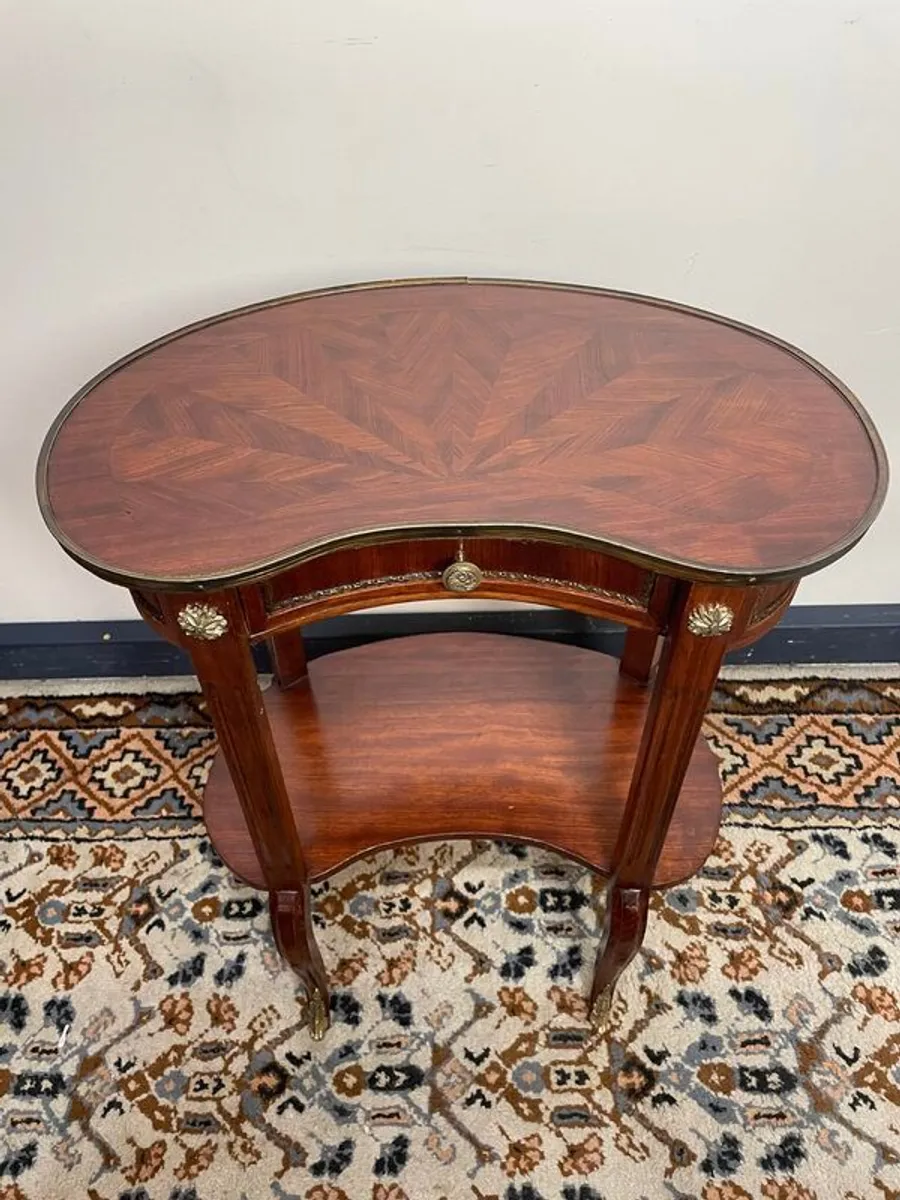 Small Kidney Shape Mahogany Veneer Side or Console Table. - Image 4