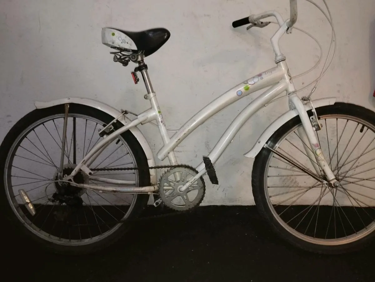 Girls 24inch bike - Image 1