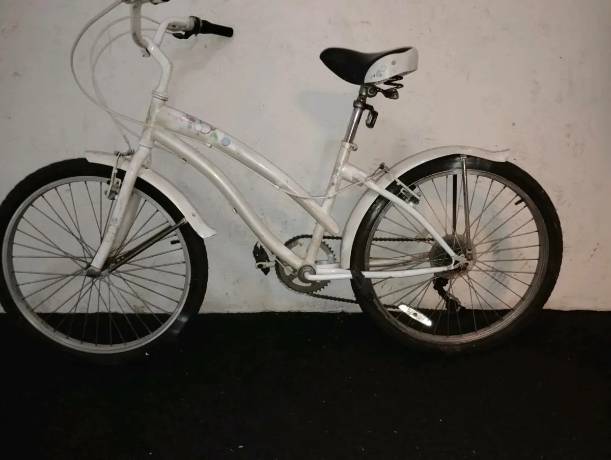 Girls 24inch bike - Image 2