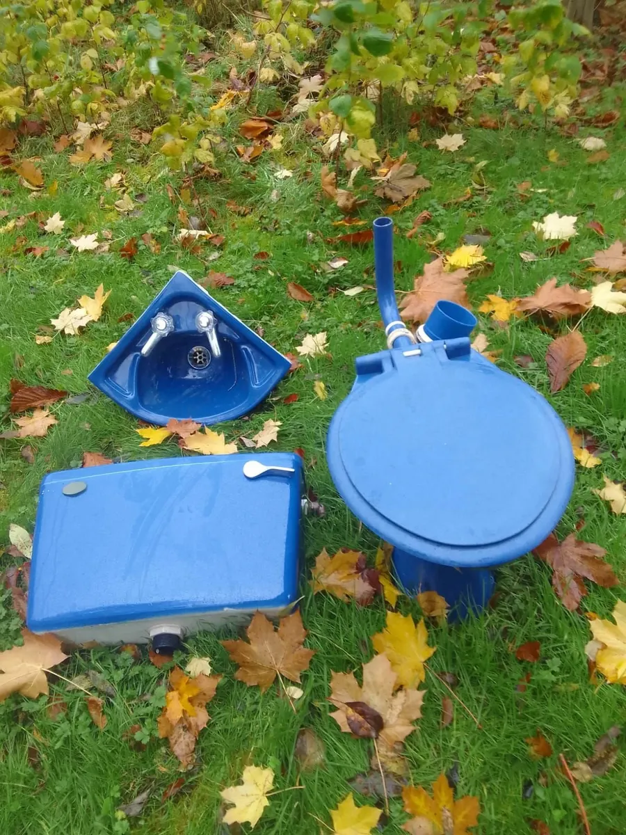 washhand basin and toilet