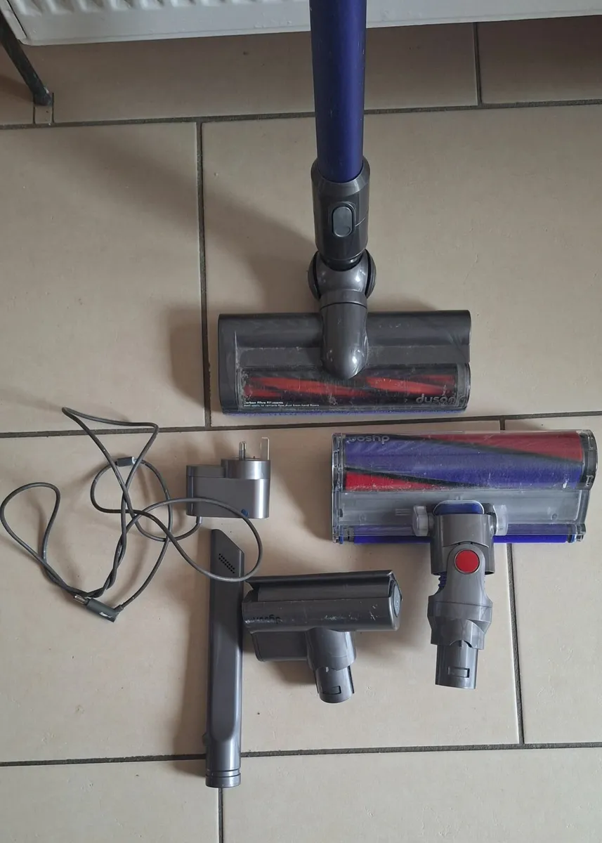 Dyson V6 fluffy hoover & accessories - Image 1