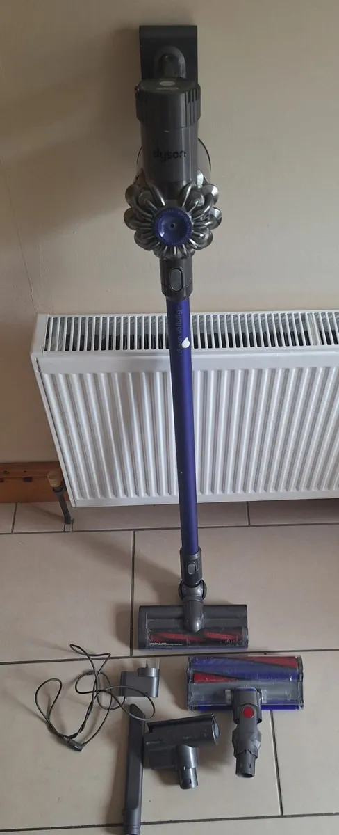 Dyson V6 fluffy hoover & accessories - Image 2