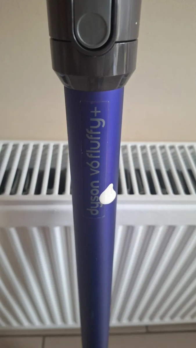 Dyson V6 fluffy hoover & accessories - Image 3