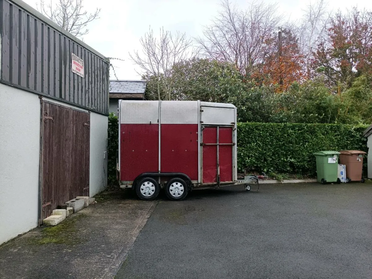 HORSE BOX, HUNTER - Image 1