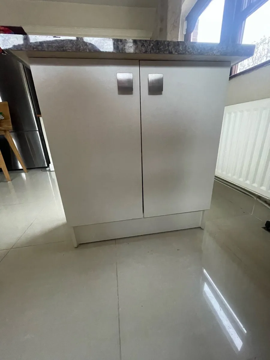 Kitchen Island - Image 1