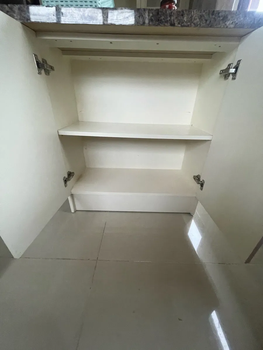 Kitchen Island - Image 4