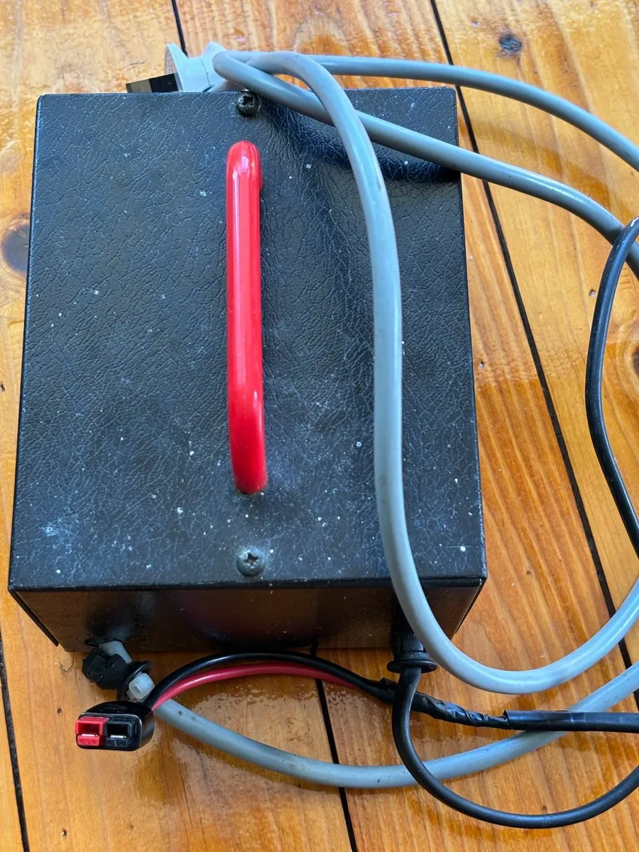 Golf Battery Charger (12v) - Image 1