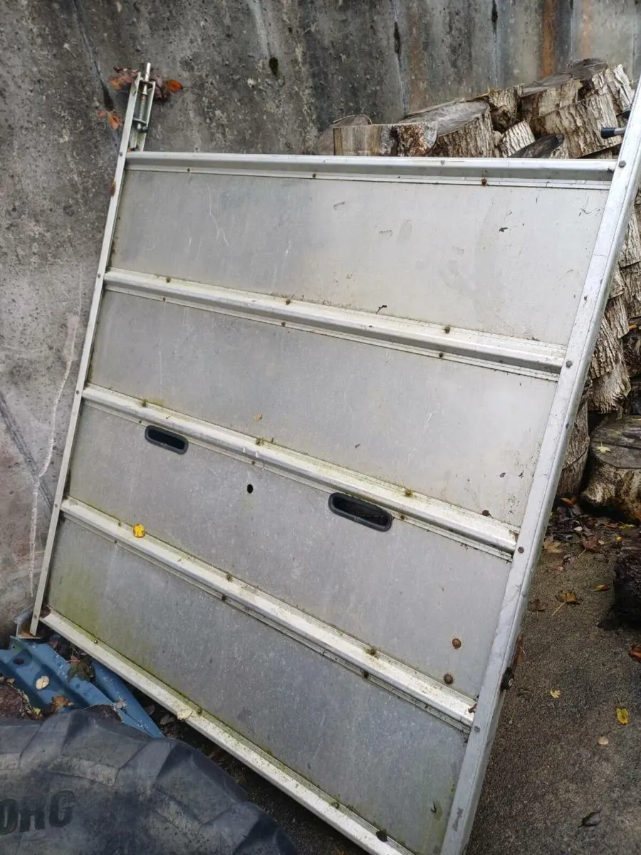 Hudson and ifor williams cattle dividers - Image 1