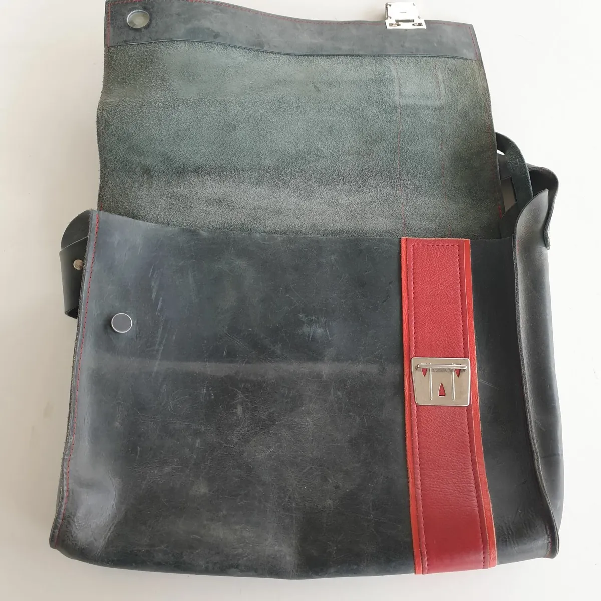 Handmade men's leather messenger bag - Image 3